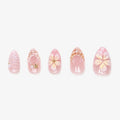 Faux ongles press-on Sirenetta amande medium nude rosé avec perles blanches, fleurs jaunes, étoiles de mer dorées, vagues transparentes et coquillages orange