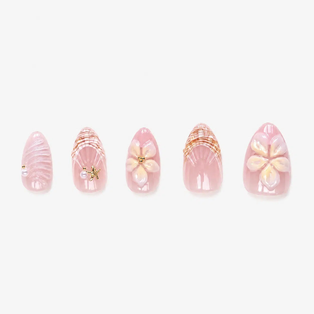 Faux ongles press-on Sirenetta amande medium nude rosé avec perles blanches, fleurs jaunes, étoiles de mer dorées, vagues transparentes et coquillages orange