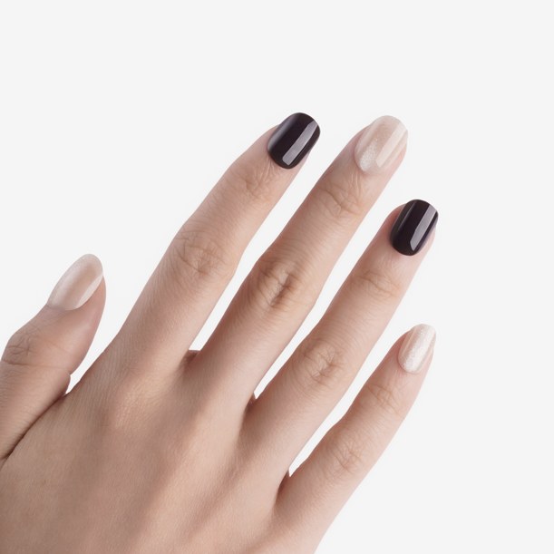 soimea faux ongles à pression bicolore en deux couleurs contrastées noir brun intense et ecru blanc effet œil-de-chat forme court rond, style classique. Faux ongles courts forme ovale color block marron foncé et blanc – effet Cat Eye. Par SOIMEA Paris