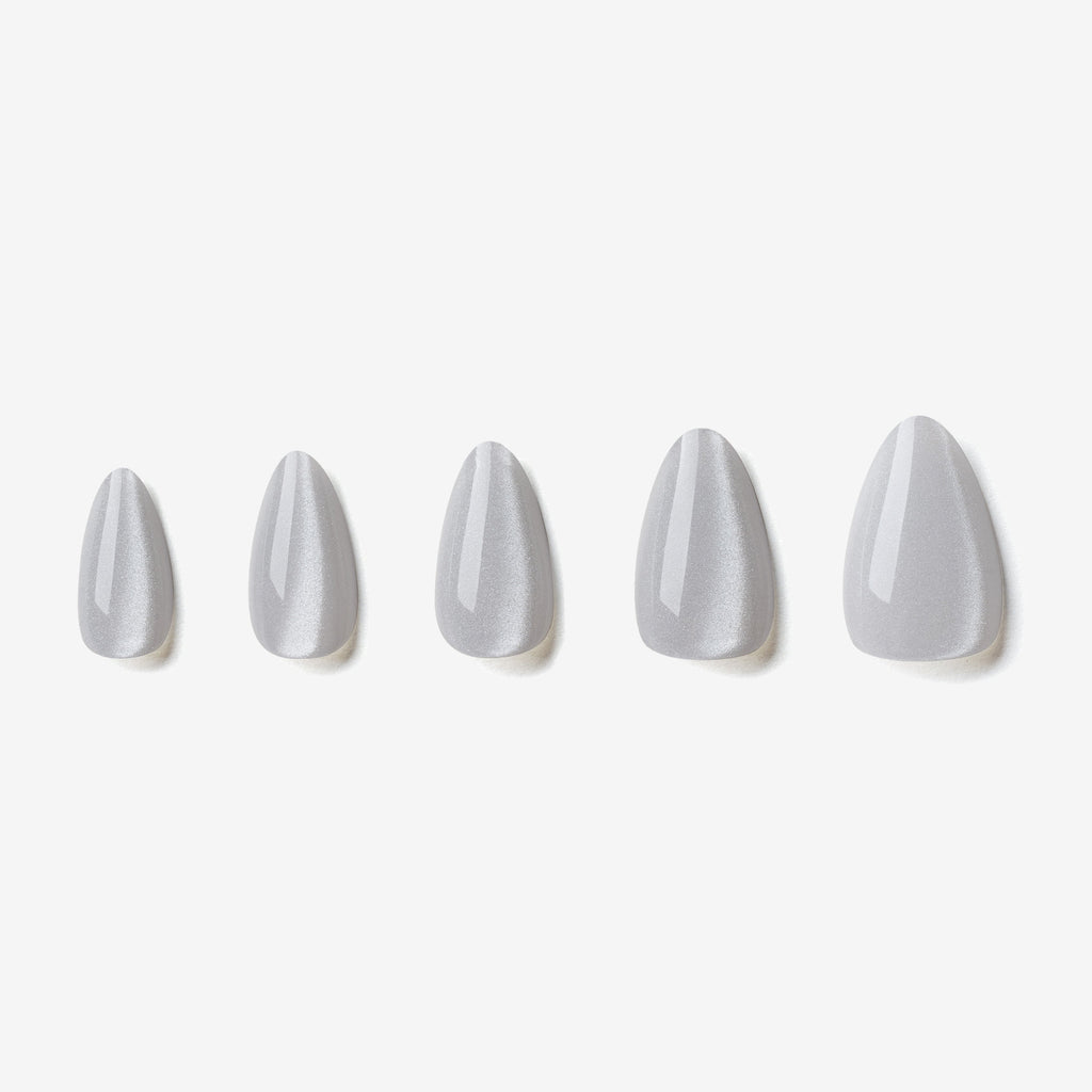 soimea faux ongles à pression argent opaline forme amande effet œil-de-chat, Faux ongles argent effet Cat Eye – effet cristal. Par SOIMEA Paris