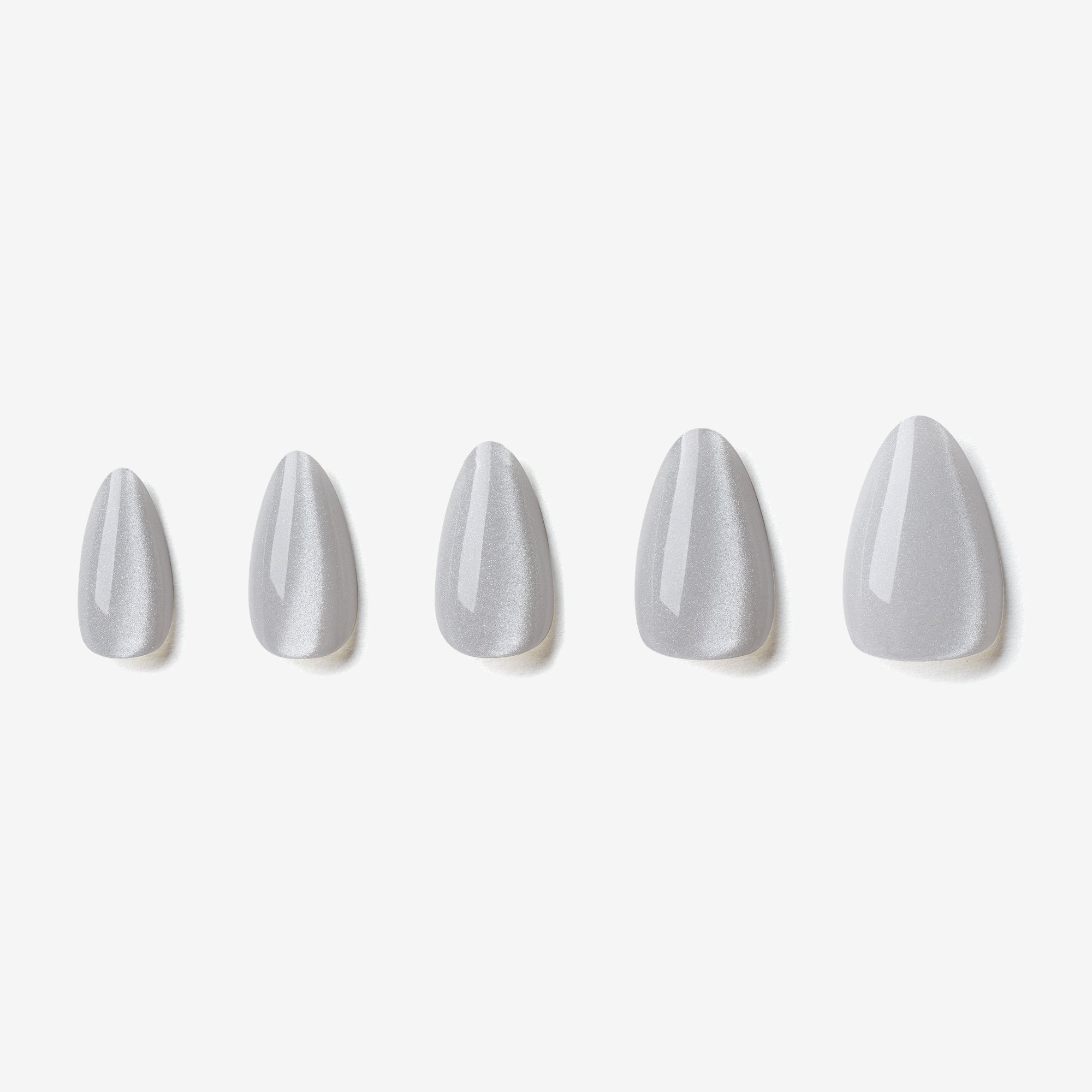 soimea faux ongles à pression argent opaline forme amande effet œil-de-chat, Faux ongles argent effet Cat Eye – effet cristal. Par SOIMEA Paris