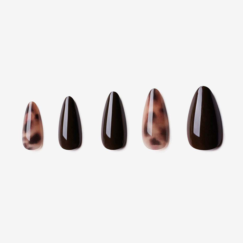 soimea faux ongles à pression brun forme amande extra long, effet creme avec motif ecaille de tortue,Faux ongles à coller effet crème marron, motif tortoise shell, extra longs. Par SOIMEA Paris