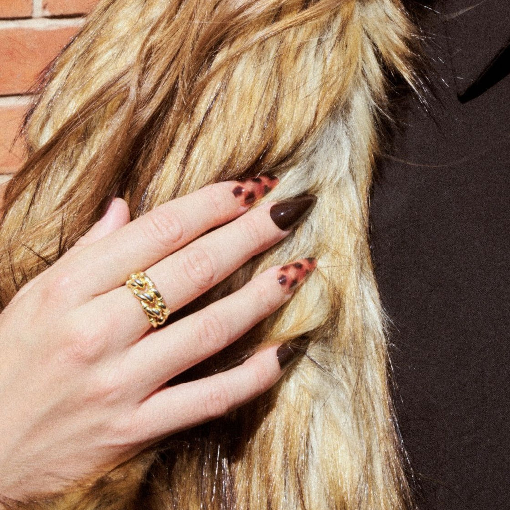 soimea faux ongles à pression brun forme amande extra long, effet creme avec motif ecaille de tortue,Faux ongles à coller effet crème marron, motif tortoise shell, extra longs. Par SOIMEA Paris