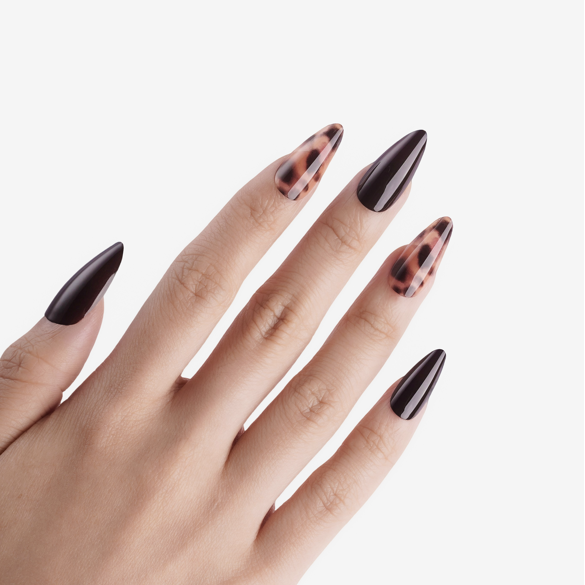soimea faux ongles à pression brun forme amande extra long, effet creme avec motif ecaille de tortue,Faux ongles à coller effet crème marron, motif tortoise shell, extra longs. Par SOIMEA Paris