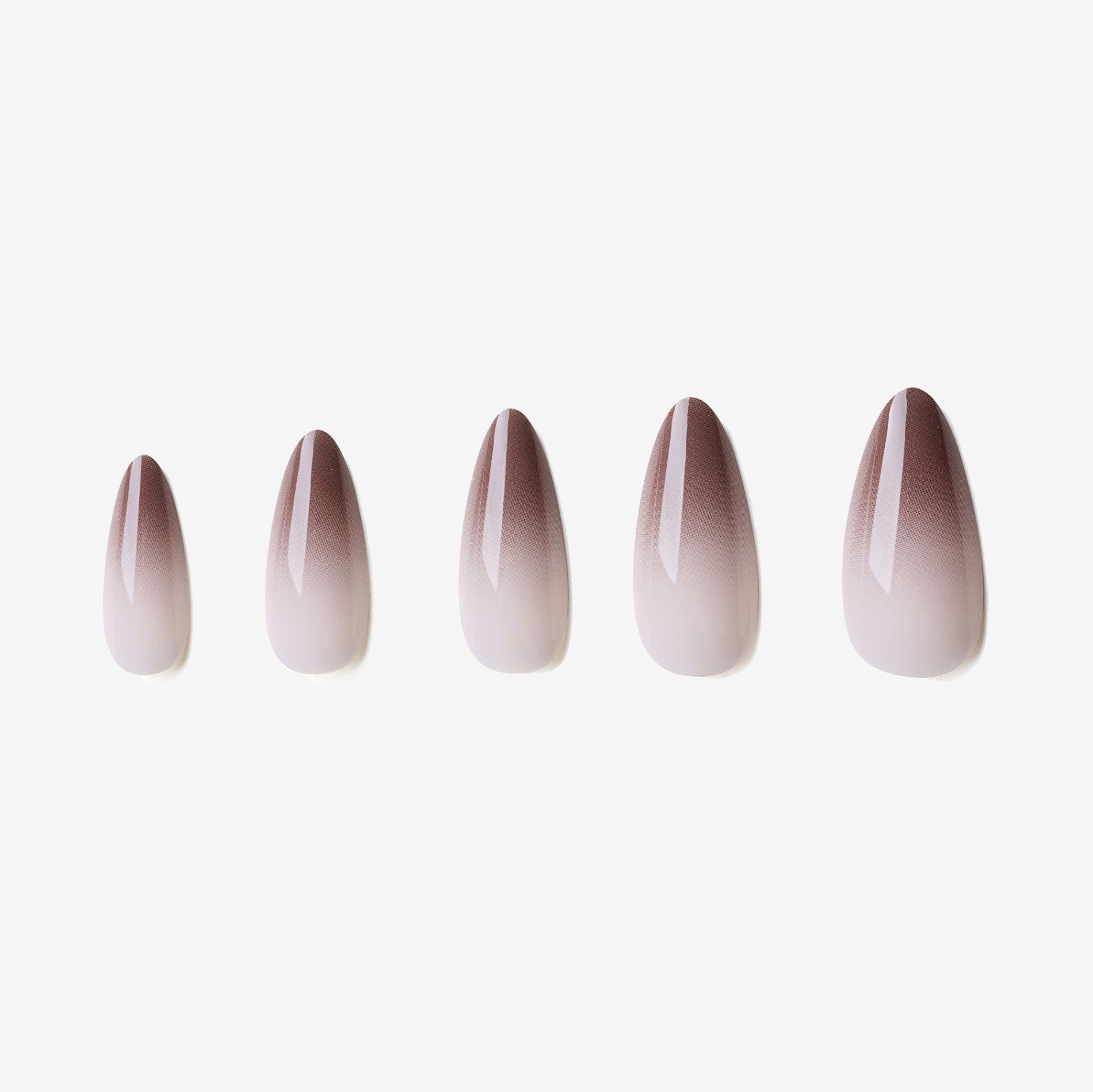 soimea faux ongles à pression brun forme amande extra long, effet creme couleur degrade comme une noisette delicieuse, Faux ongles à coller marron effet crémeux, longueur extra longue. Par SOIMEA Paris