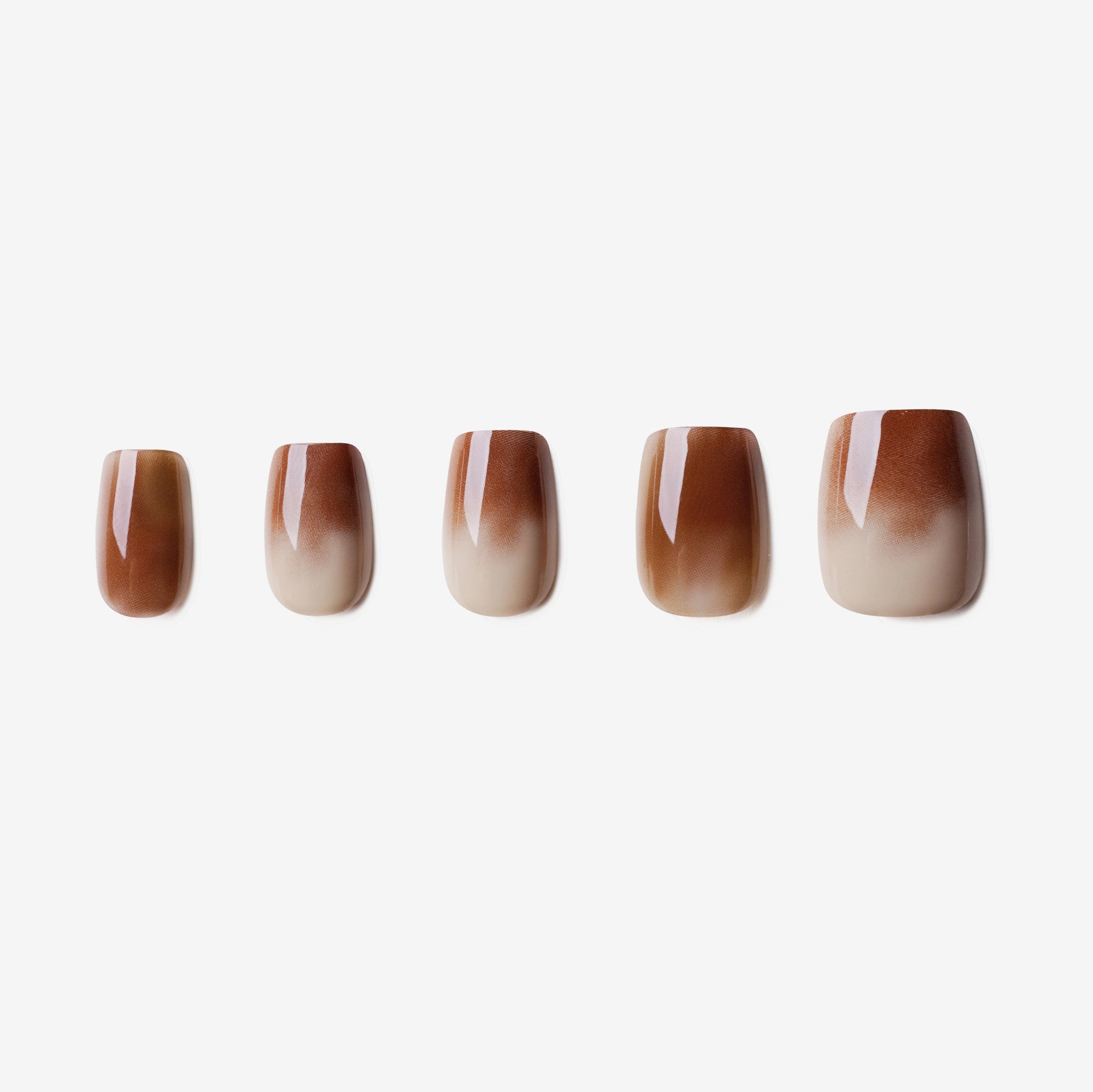 soimea faux ongles à pression coffee latte degrade forme ballerine medium effet crème, Faux ongles à coller beige brun crémeux, forme ballerine, longueur moyenne. Par SOIMEA Paris