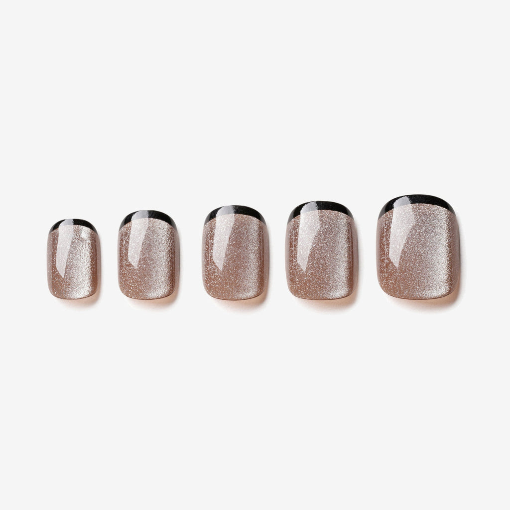 soimea faux ongles à pression taupe French manucure à bordures noires forme carre arrondi court effet œil-de-chat verre cristallin transparent, Faux ongles courts squoval style french noir – effet Cat Eye, style classique. Par SOIMEA Paris