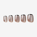 soimea faux ongles à pression taupe French manucure à bordures noires forme carre arrondi court effet œil-de-chat verre cristallin transparent, Faux ongles courts squoval style french noir – effet Cat Eye, style classique. Par SOIMEA Paris