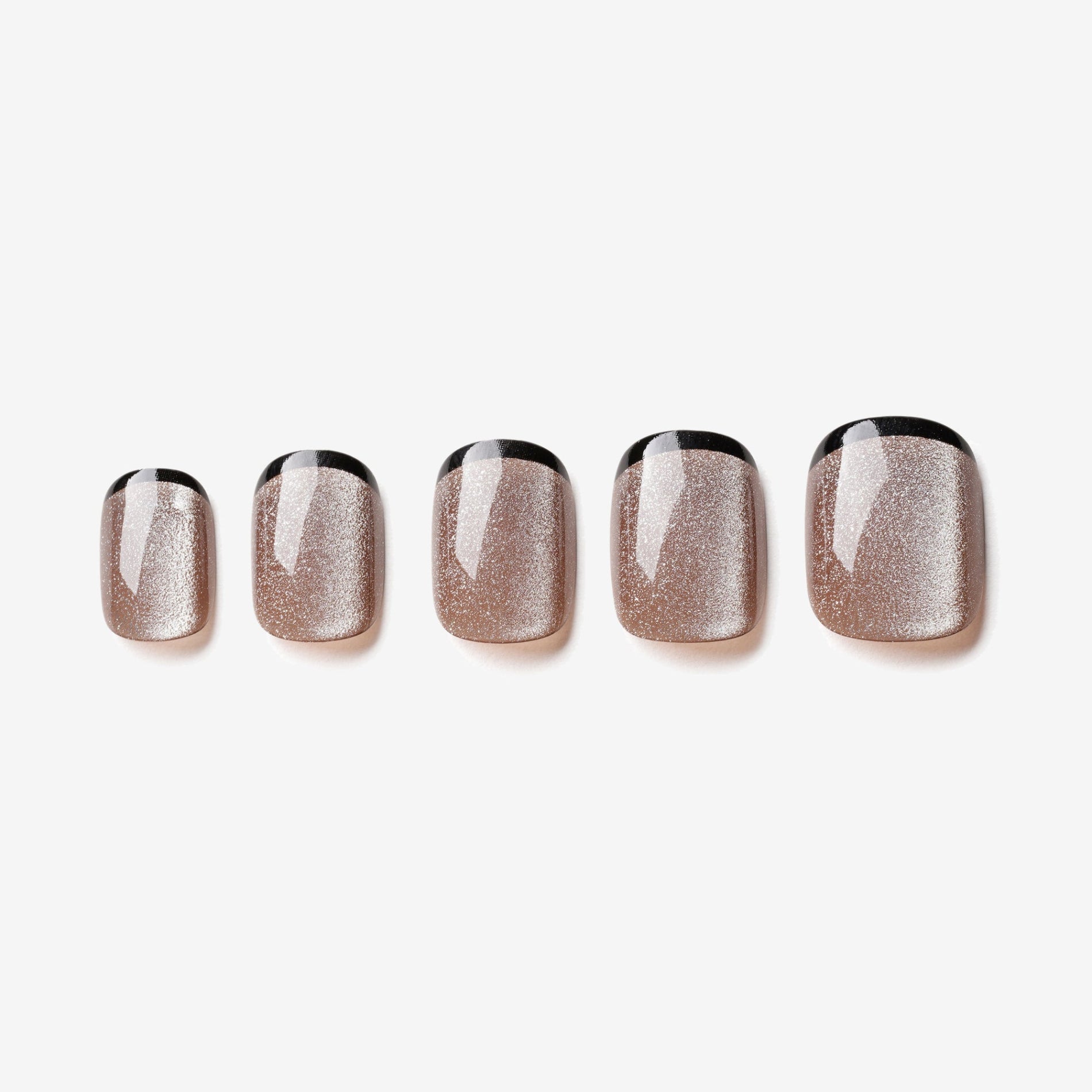 soimea faux ongles à pression taupe French manucure à bordures noires forme carre arrondi court effet œil-de-chat verre cristallin transparent, Faux ongles courts squoval style french noir – effet Cat Eye, style classique. Par SOIMEA Paris