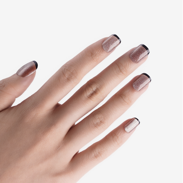 soimea faux ongles à pression taupe French manucure à bordures noires forme carre arrondi court effet œil-de-chat verre cristallin transparent, Faux ongles courts squoval style french noir – effet Cat Eye, style classique. Par SOIMEA Paris