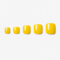 Pédicure Citron Jaune press-on Jaune clair portée sur les orteils. Faux ongles pour les pieds effet miroir, naturel. Par SOIMEA Paris