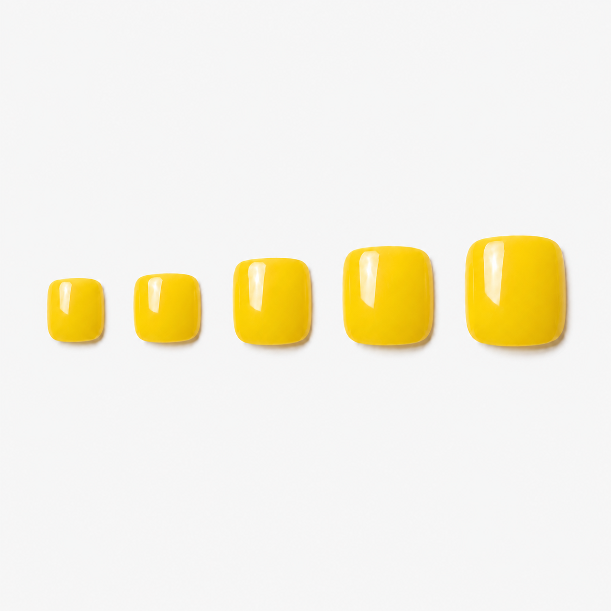 Pédicure Citron Jaune press-on Jaune clair portée sur les orteils. Faux ongles pour les pieds effet miroir, naturel. Par SOIMEA Paris