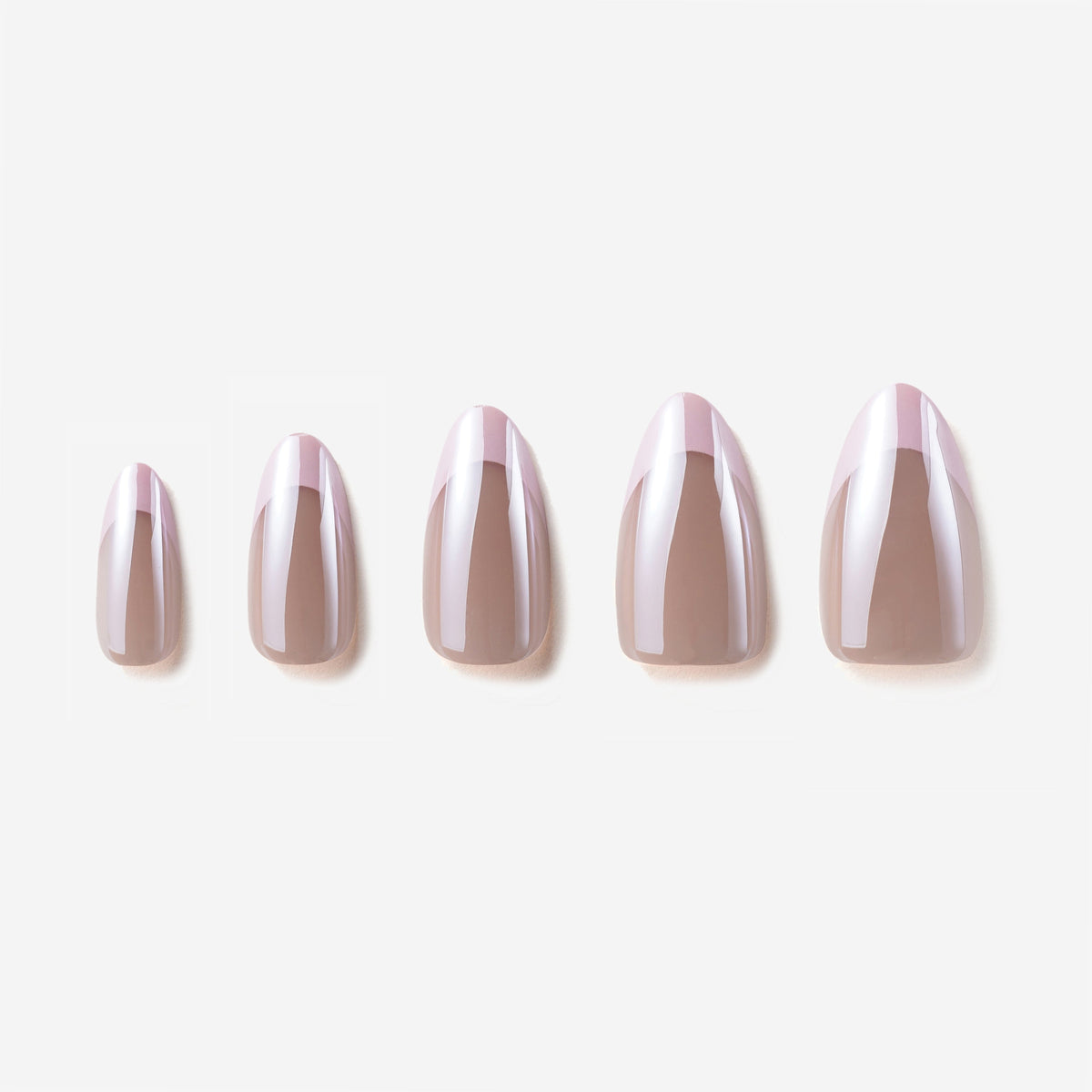 Manucure  Cœur en Folie portée sur la main. Teinte beige, rose. Faux ongles press-on forme amande effet brillant naturel. Par SOIMEA Paris
