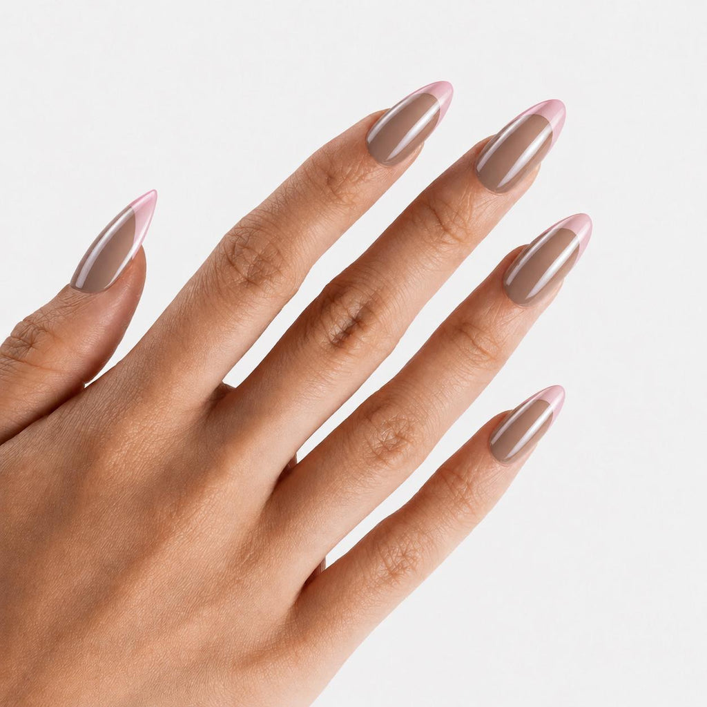 Manucure  Cœur en Folie portée sur la main. Teinte beige, rose. Faux ongles press-on forme amande effet brillant naturel. Par SOIMEA Paris
