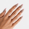 Manucure  Cœur en Folie portée sur la main. Teinte beige, rose. Faux ongles press-on forme amande effet brillant naturel. Par SOIMEA Paris