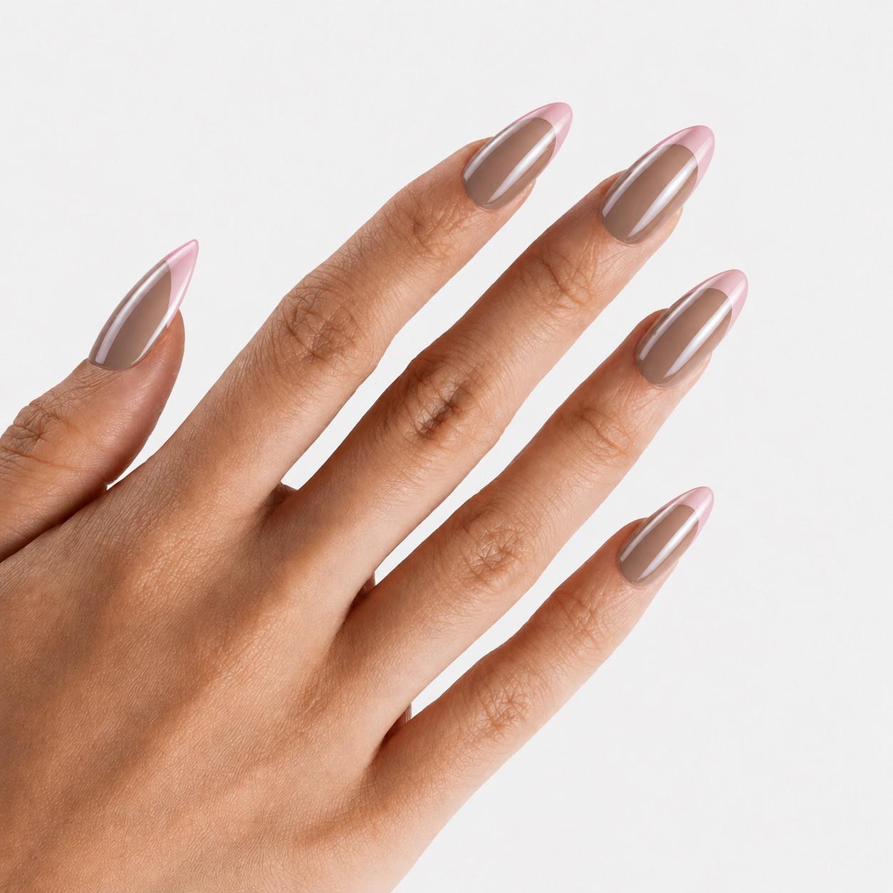 Manucure  Cœur en Folie portée sur la main. Teinte beige, rose. Faux ongles press-on forme amande effet brillant naturel. Par SOIMEA Paris