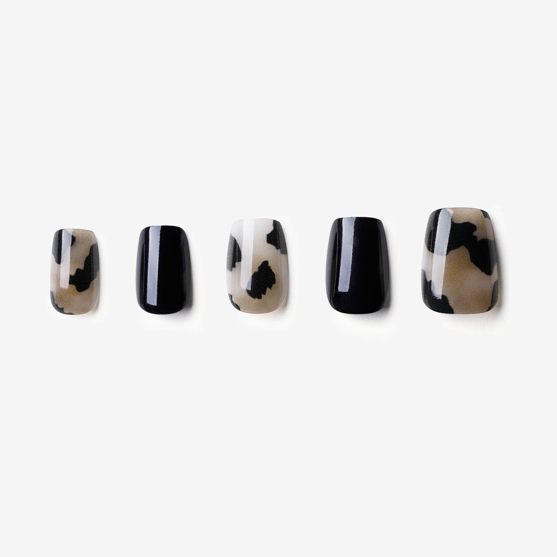 soimea faux ongles à pression noir gris motif vache forme ballerine medium effet crème, Faux ongles ballerine noir et gris à imprimé animalier – finition crème. Par SOIMEA Paris