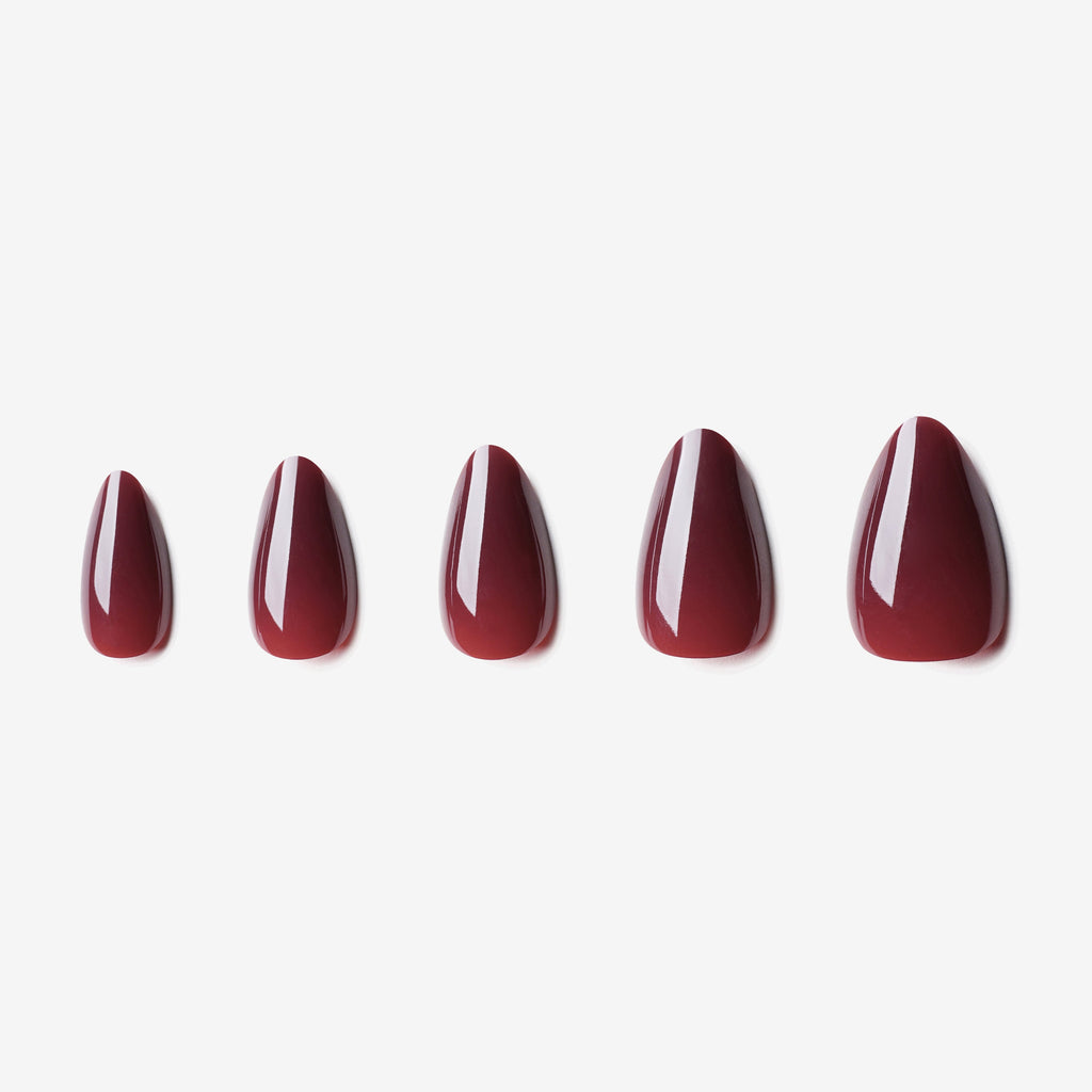 soimea faux ongles à pression bordeaux  grenat rouges forme amande longuer moyen, finition laqué, Faux ongles rouges amande de longueur moyenne. Par SOIMEA Paris