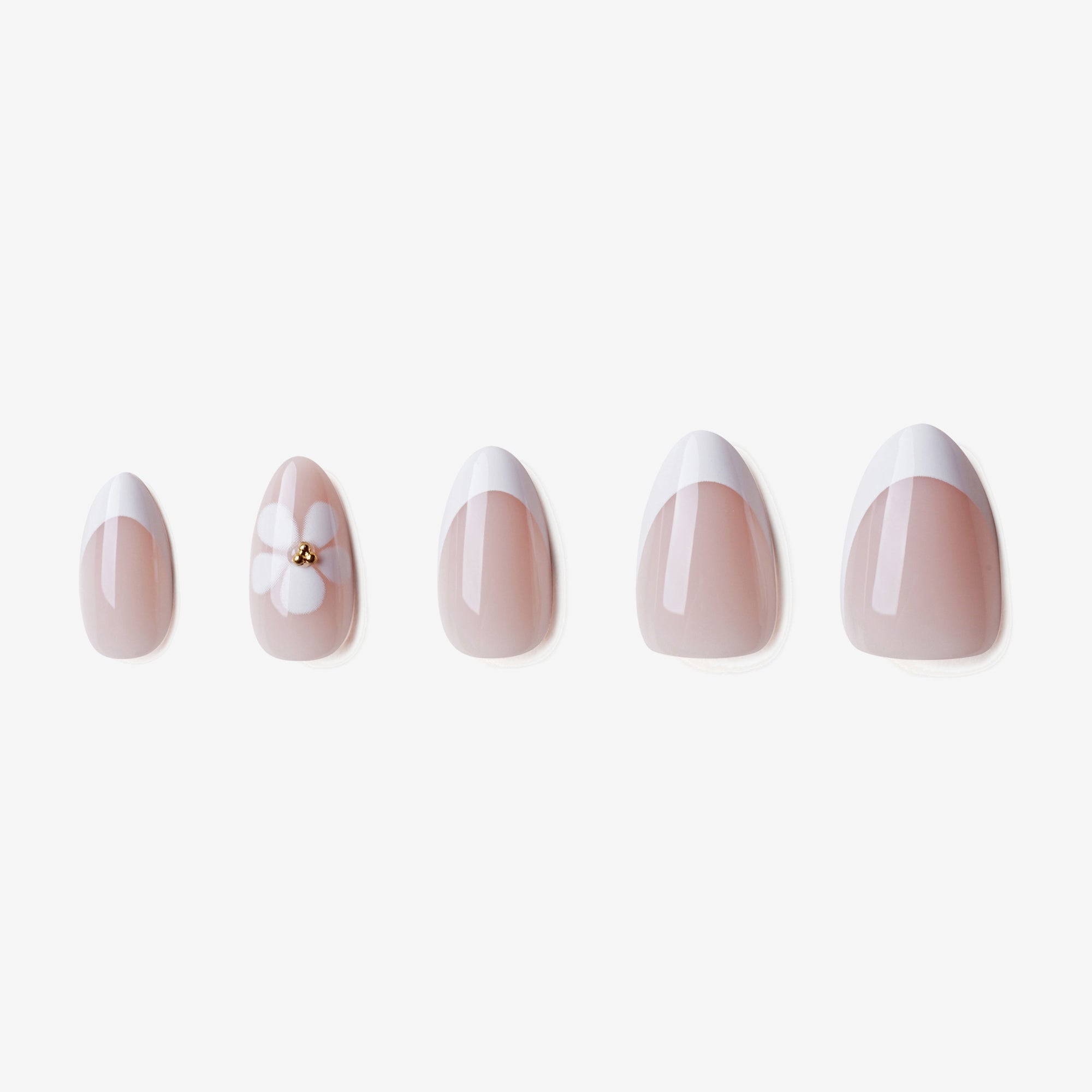 Manucure Eveil Nymphal portée sur la main. Teinte rose, blanc au motif floral. faux ongles press-on en forme amande. Par SOIMEA Paris