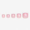 Faux ongles pour pieds press-on French Riviera avec base rosée naturelle et bord blanc classique