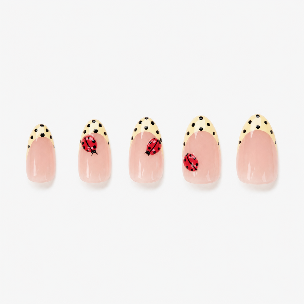 Faux ongles press-on Coccinelle Soimea avec French revisitée et pois dorés, manucure d’été porte-bonheur en packshot. Par SOIMEA Paris