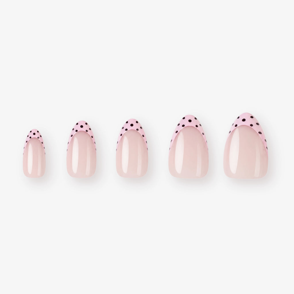 Faux ongles press-on Guimauve Soimea forme amande moyenne avec French rose et pois violet profond en packshot