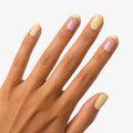 Manucure Mimosa portée sur la main teinte jaune, rose. Faux ongles press-on courts arrondis brillant effet naturel. Par SOIMEA Paris