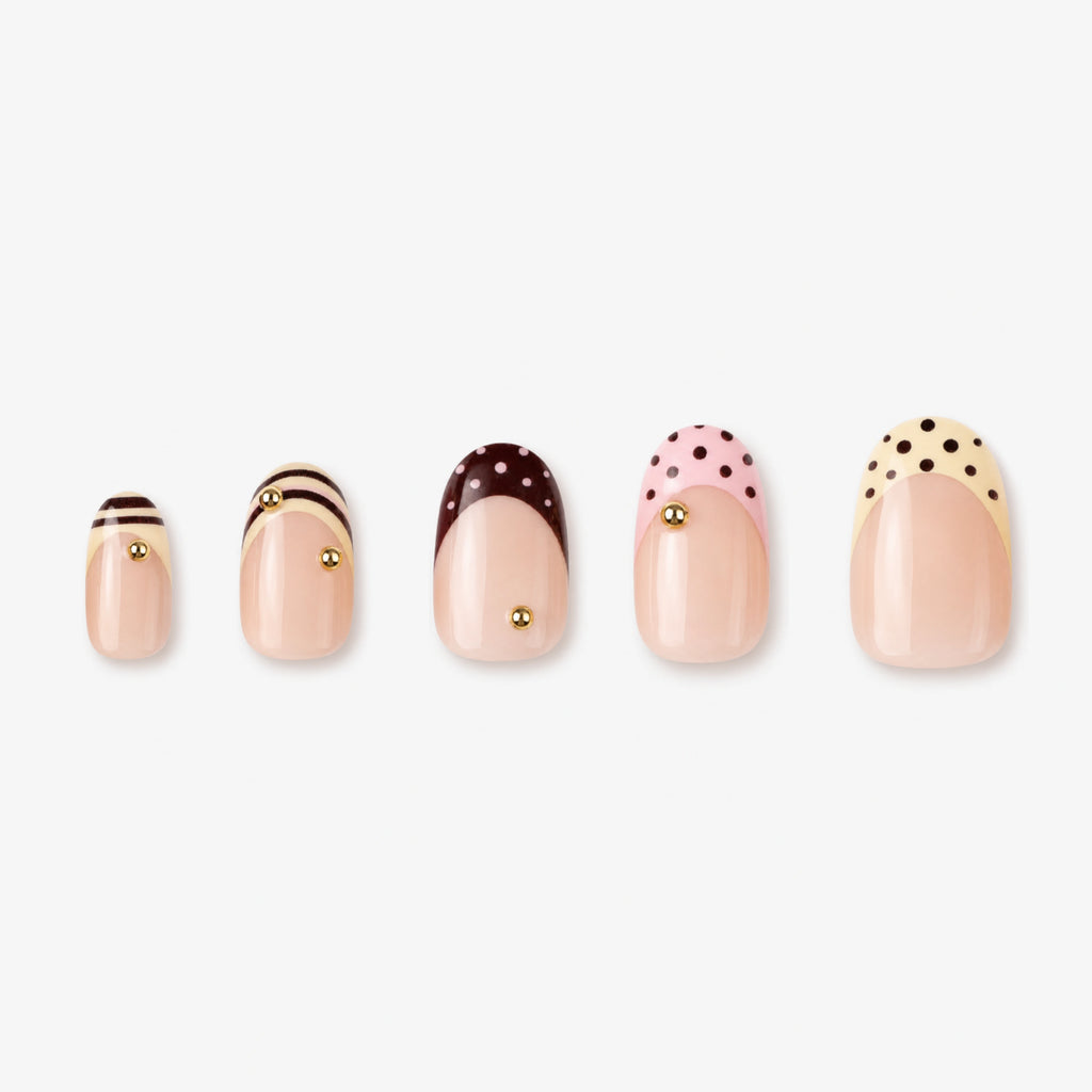 Faux ongles press-on courts Confetti Soimea avec French colorée, pois et perles 3D en packshot