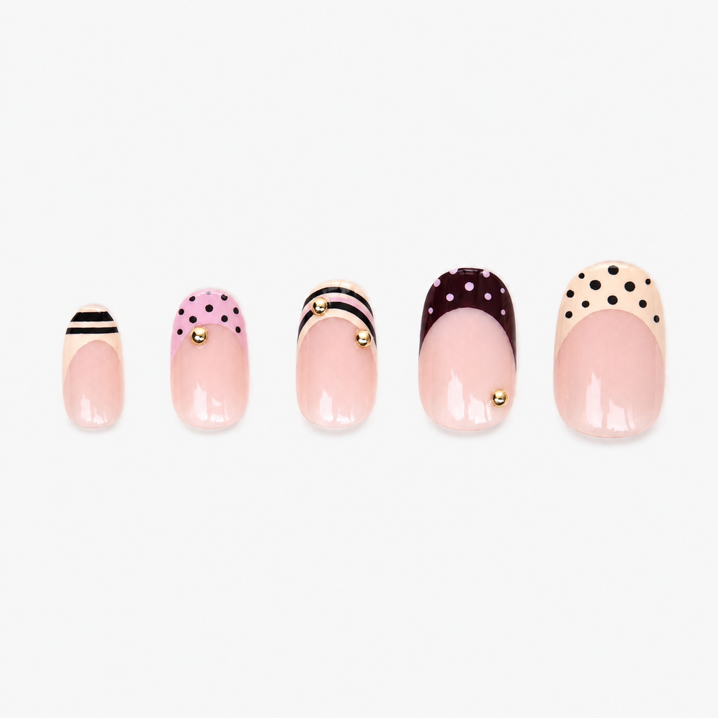Faux ongles press-on courts Confetti Soimea avec French colorée, pois et perles 3D en packshot