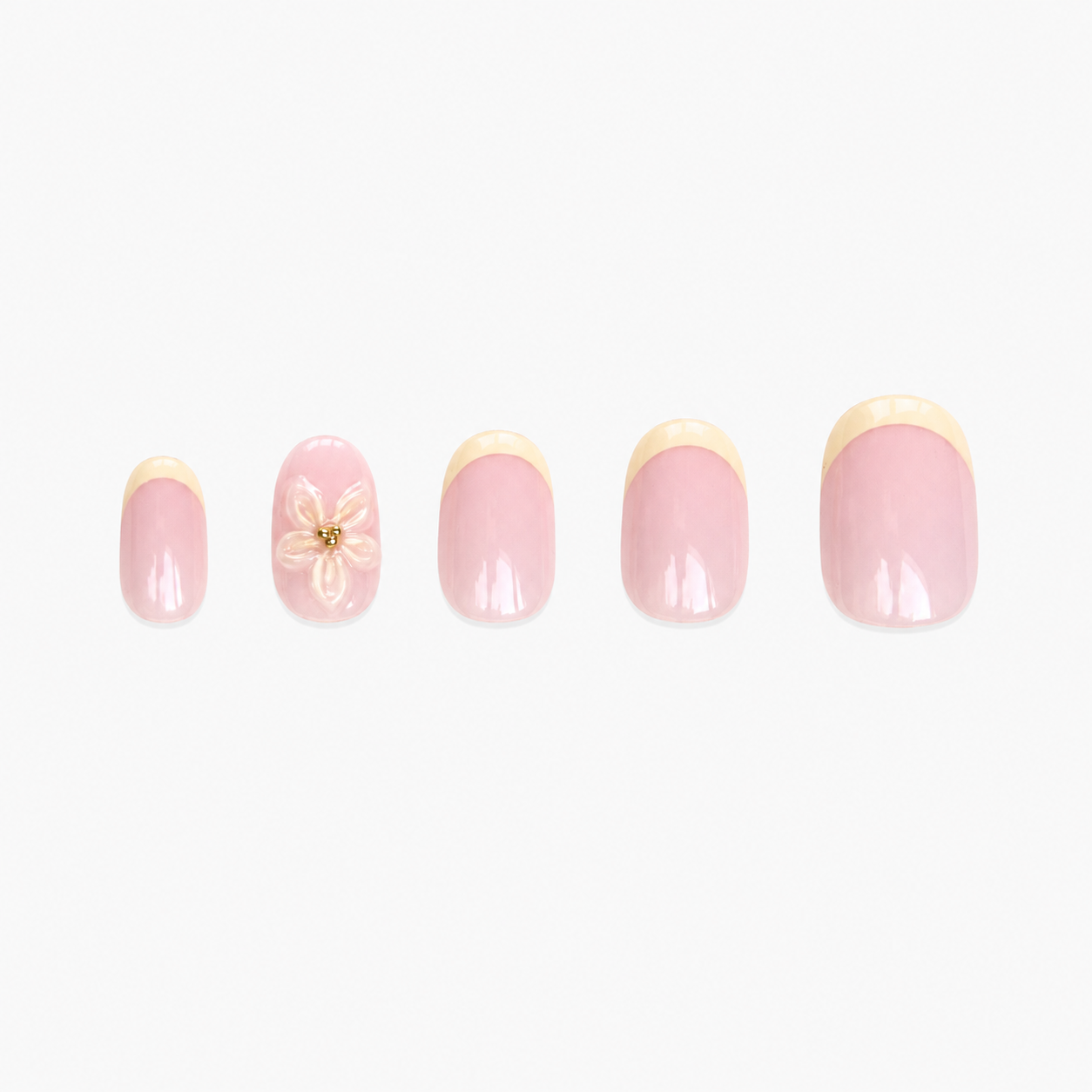 Faux ongles press-on courts Pâquerette Soimea avec French butter yellow et fleurs 3D en packshot