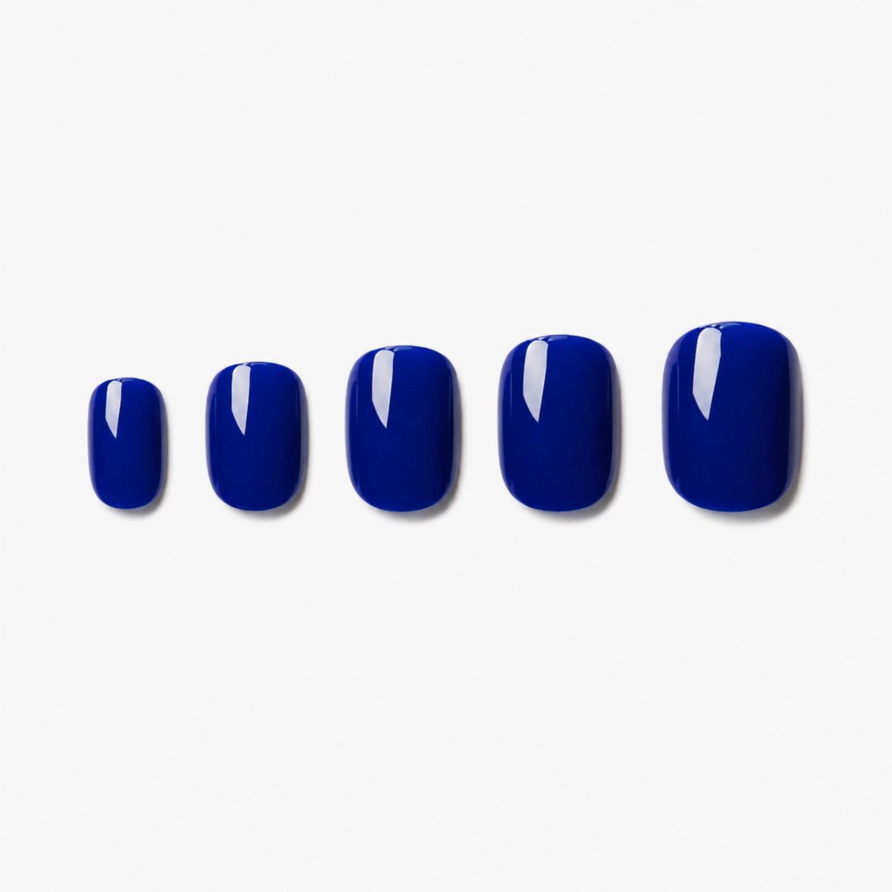 Faux ongles press-on courts arrondis Bleu Saphir Soimea en bleu royal intense, finition brillante et élégante