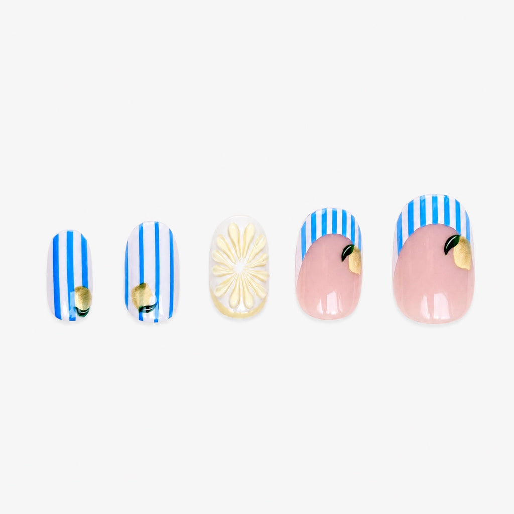 Faux ongles press-on Limoncello courts ronds avec rayures bleu blanc, citrons jaunes, French festivale et soleil transparent 3D