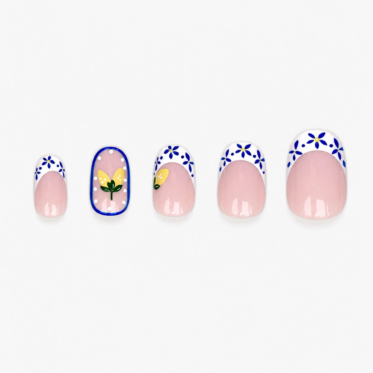 Faux ongles press-on Maiolica courts ronds avec base nude, motifs bleu profond et blanc façon céramique italienne, citrons jaunes et French revisitée