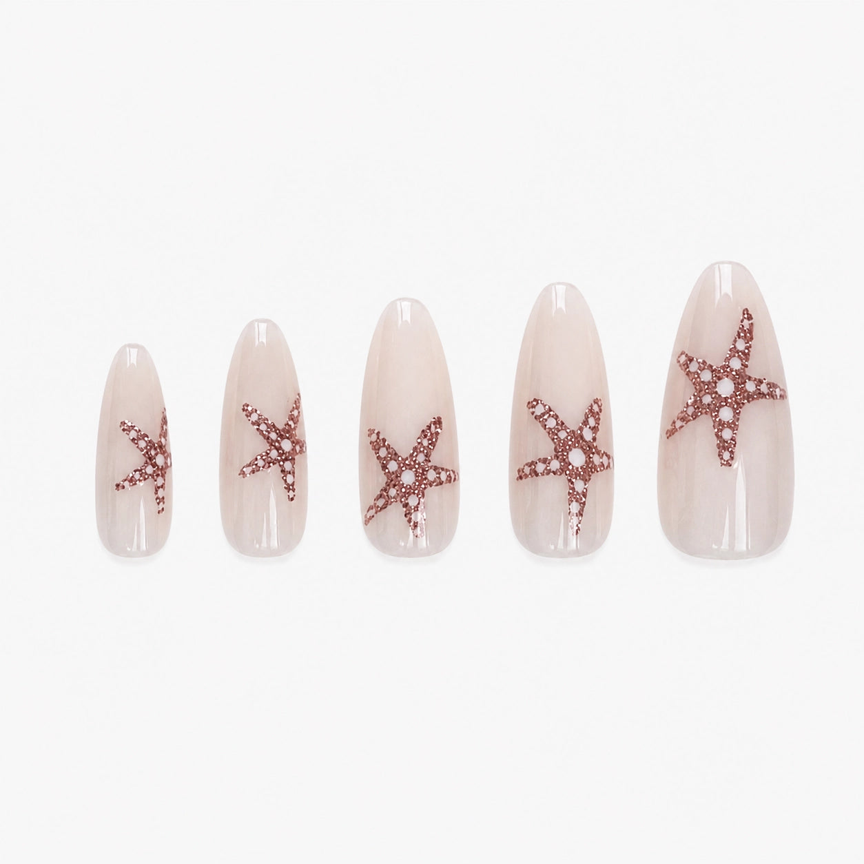 Faux ongles press-on Stella Marina longs amande blanc lacté avec étoiles de mer en paillettes or orangé inspirées de la plage