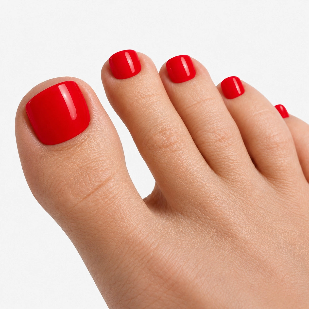 Pédicure Fraise press-on rouge clair portée sur les orteils. Faux ongles pour les pieds effet miroir, naturel. Par SOIMEA Paris