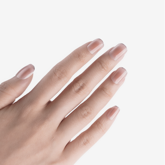 soimea faux ongles à pression rose paillettes forme carre arrondi effet halo, style mignon court, Faux ongles courts style french rose – effet Cat Eye, forme squoval. Par SOIMEA Paris