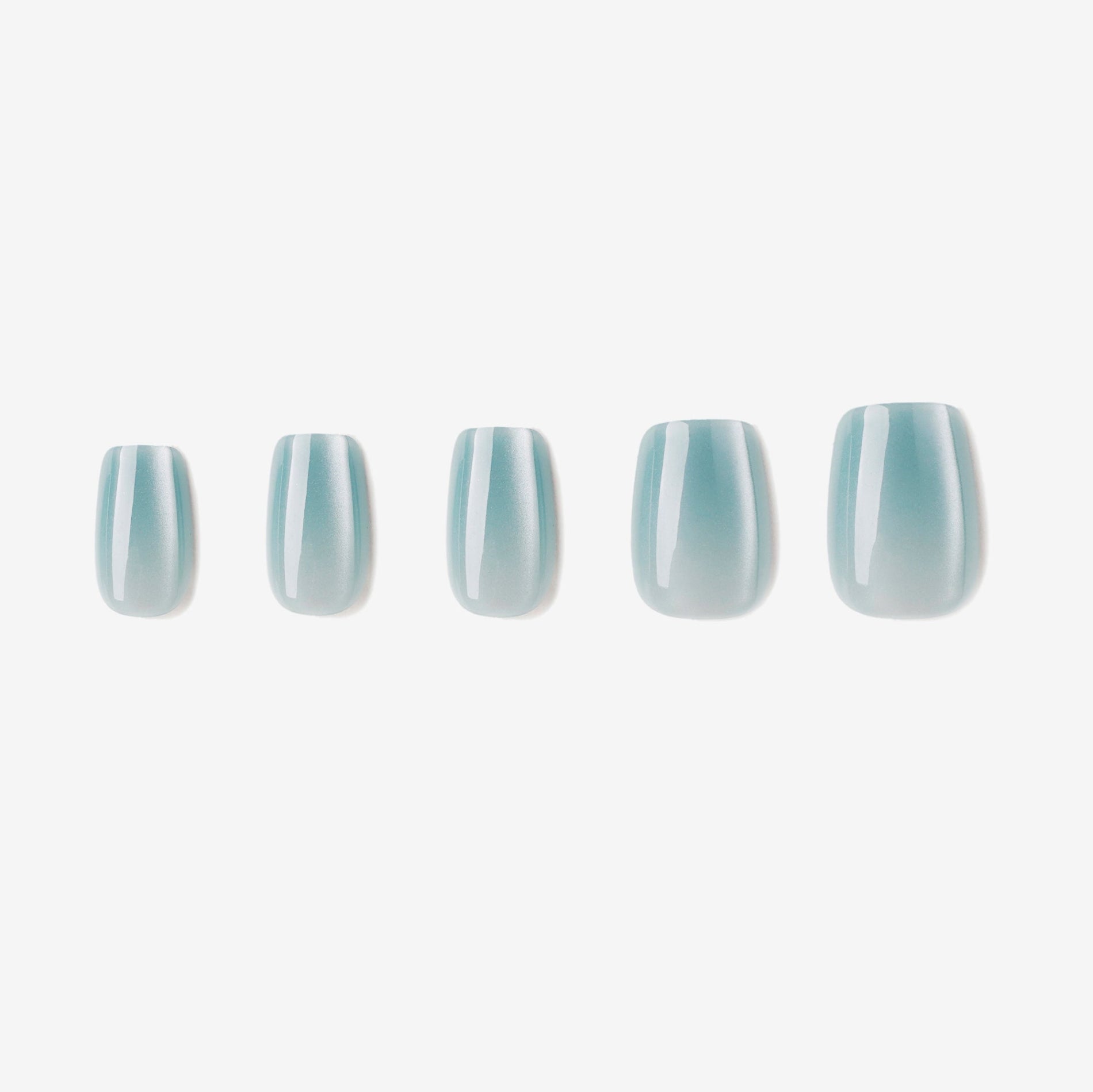 soimea faux ongles à pression bleu glacé forme ballerine effet œil-de-chat verre cristallin transparent, style classique Faux ongles ballerine bleu ciel effet Cat Eye – longueur moyenne.  Par SOIMEA Paris
