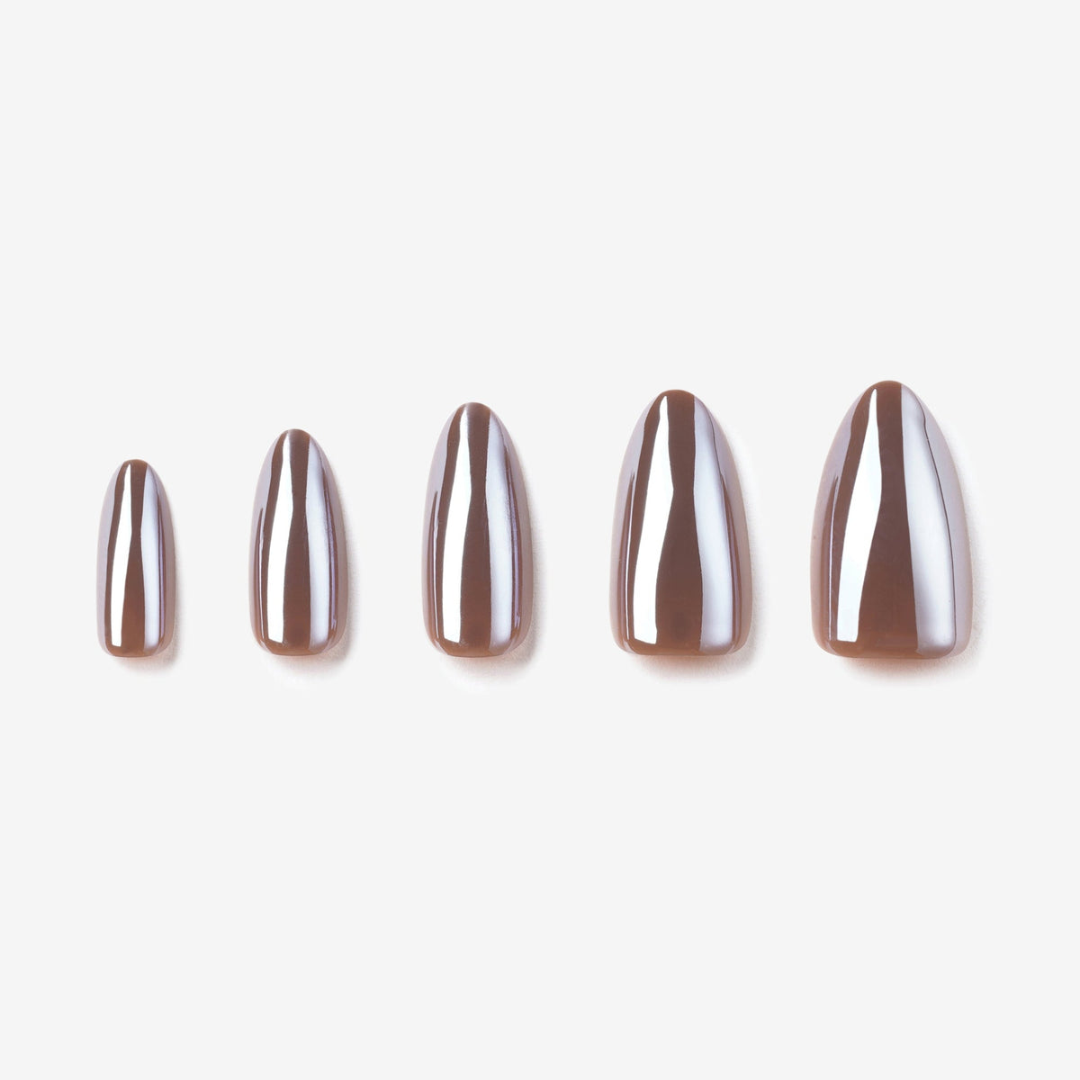Manucure L'ivresse portée sur la main. Teinte marron. Faux ongles press-on en forme amande effet brillant naturel. Par SOIMEA Paris