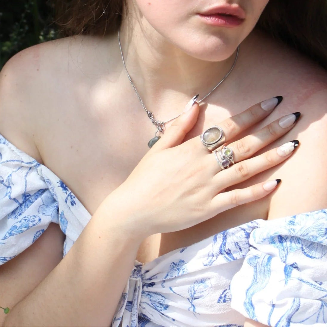 Faux ongles amande long French floral motif floral noir – La Couronne d'Ophélie Soimea Paris