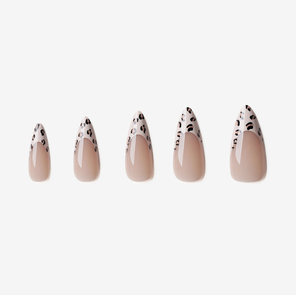 soimea faux ongles à pression beige forme amande extra long, style french manucure effet creme avec motif leopard, Faux ongles à coller nude crémeux, french animal print, extra longs. Par SOIMEA Paris