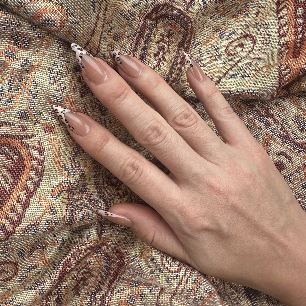 soimea faux ongles à pression beige forme amande extra long, style french manucure effet creme avec motif leopard, Faux ongles extra longs nude finition crème – style french motif animalier. Par SOIMEA Paris