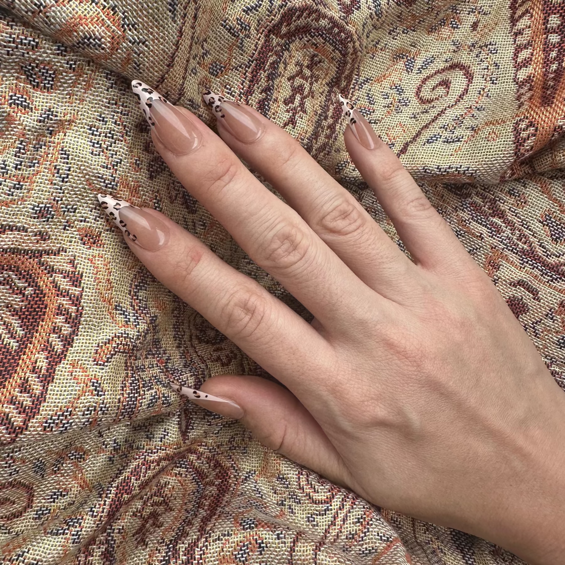 soimea faux ongles à pression beige forme amande extra long, style french manucure effet creme avec motif leopard, Faux ongles extra longs nude finition crème – style french motif animalier. Par SOIMEA Paris