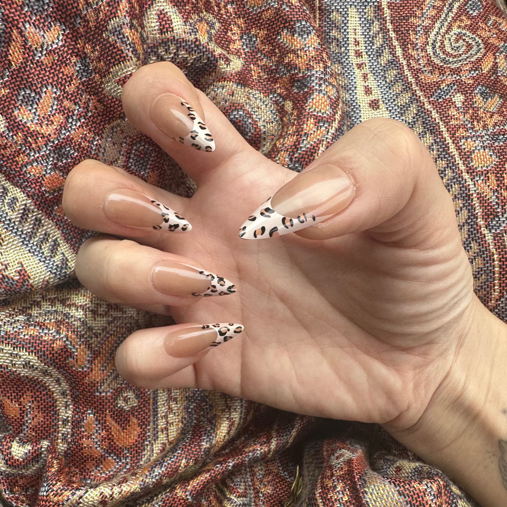 soimea faux ongles à pression beige forme amande extra long, style french manucure effet creme avec motif leopard, Faux ongles extra longs nude finition crème – style french motif animalier. Par SOIMEA Paris