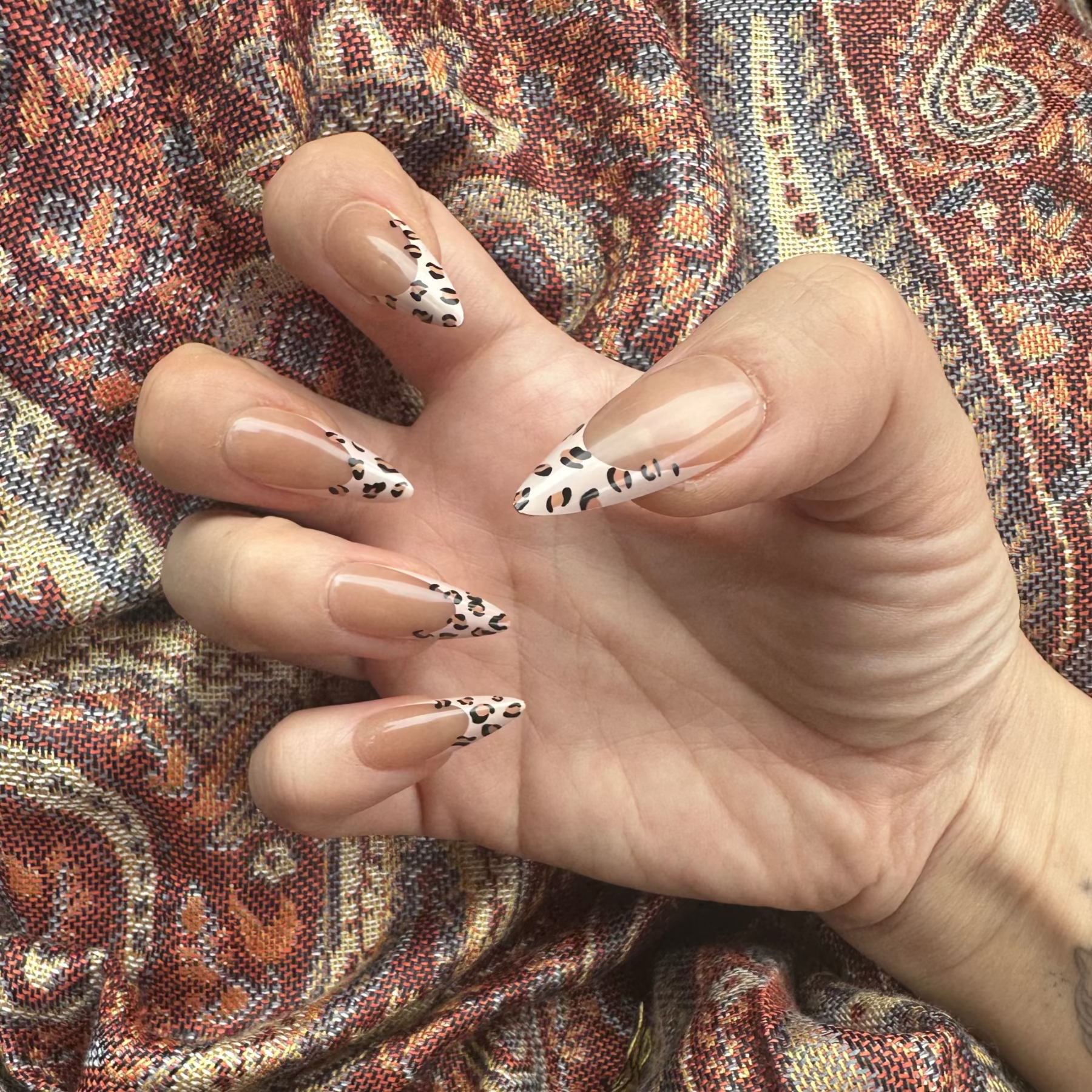 soimea faux ongles à pression beige forme amande extra long, style french manucure effet creme avec motif leopard, Faux ongles extra longs nude finition crème – style french motif animalier. Par SOIMEA Paris