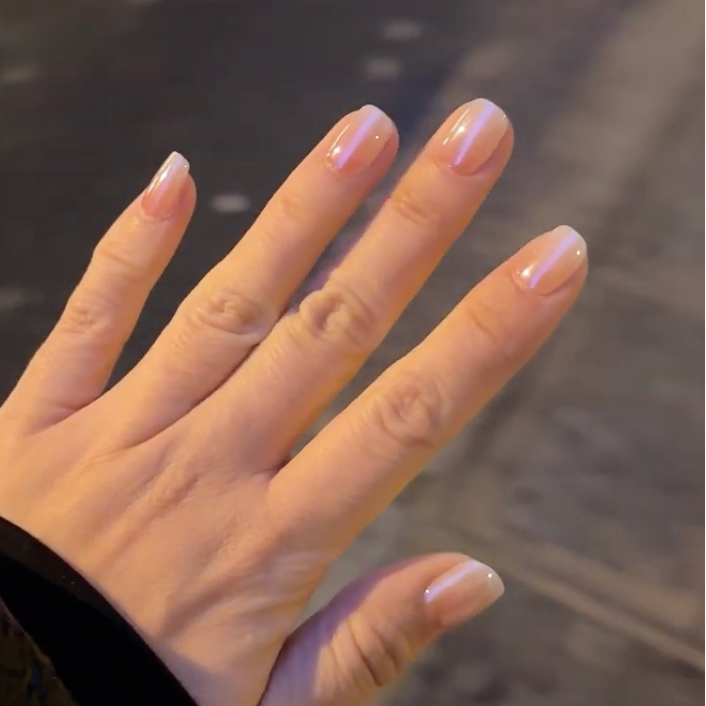 Manucure Le ciel rose portée sur la main. teinte rose, blanc. Faux ongles press-on effet brillant naturel. Par SOIMEA Paris