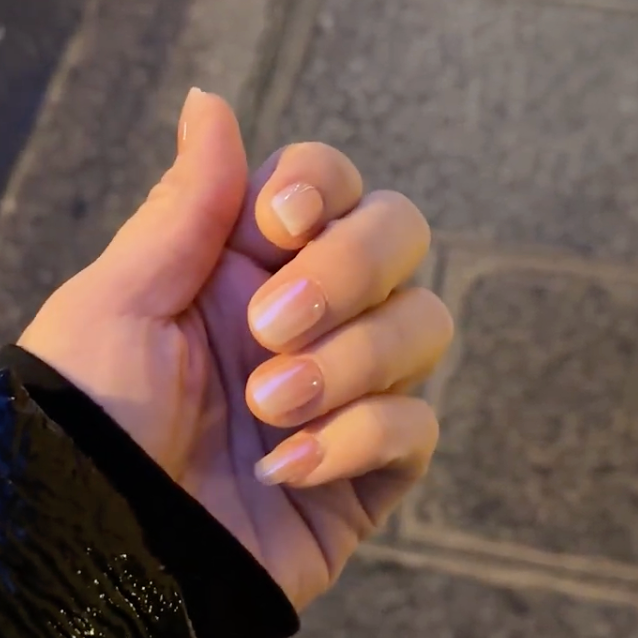 Manucure Le ciel rose portée sur la main. teinte rose, blanc. Faux ongles press-on effet brillant naturel. Par SOIMEA Paris