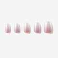Manucure Le ciel rose portée sur la main. teinte rose, blanc. Faux ongles press-on effet brillant naturel. Par SOIMEA Paris