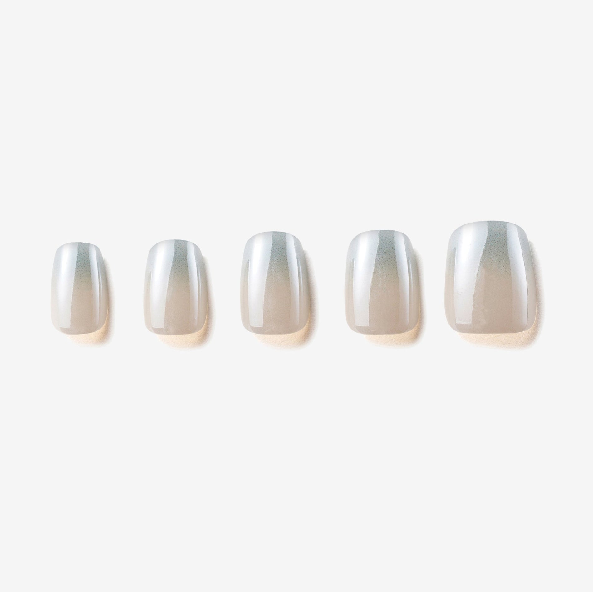 soimea faux ongles à pression bleu blanc degrade Faux ongles à coller effet chrome miroir bleu/blanc, forme ballerine moyenne.  Par SOIMEA Paris