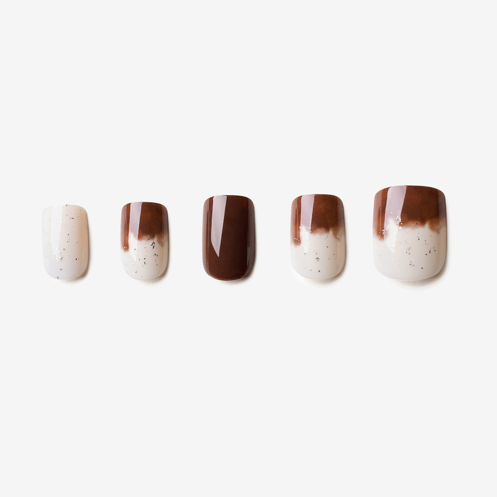 soimea faux ongles à pression dirty coffee degrade forme carre Faux ongles carrés blanc et marron de longueur moyenne – effet pailleté. Par SOIMEA Paris