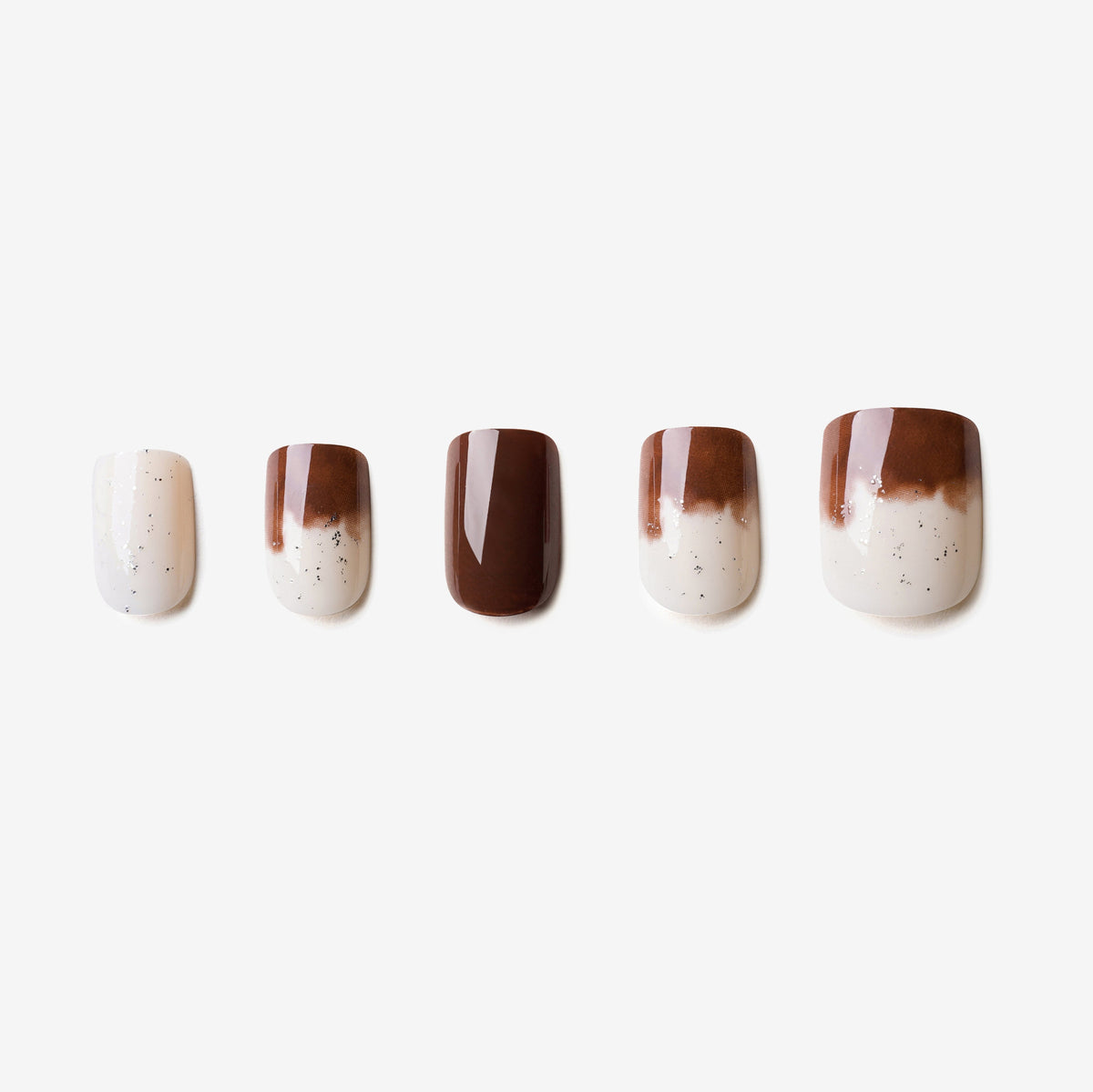 soimea faux ongles à pression dirty coffee degrade forme carre Faux ongles carrés blanc et marron de longueur moyenne – effet pailleté. Par SOIMEA Paris